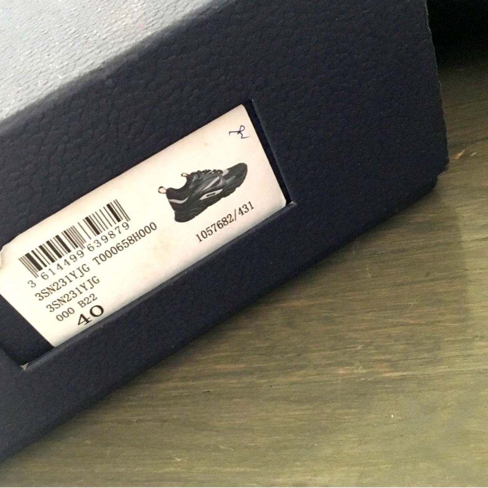 I am selling because i don’t want these shoes anymore and i’m tired of them